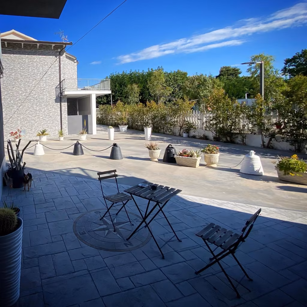 Due sedie e un tavolo su un patio esterno
