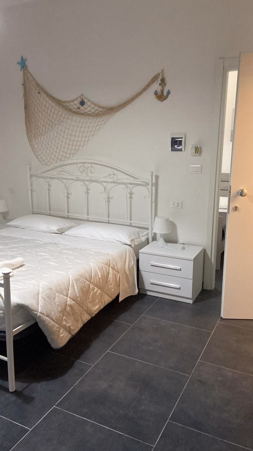 Letto matrimoniale in una camera della struttura