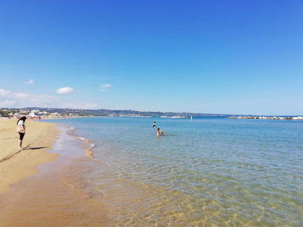 Veduta naturale della costa adriatica abruzzese