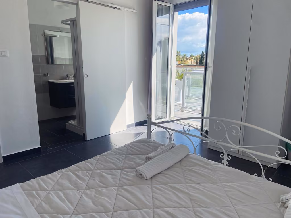 Camera tripla di FRONTEMARE San Salvo Marina con letto matrimoniale e letto singolo
